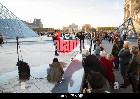 Paare, Hochzeitsfotografien von der Pyramide, Louvre Stockfoto