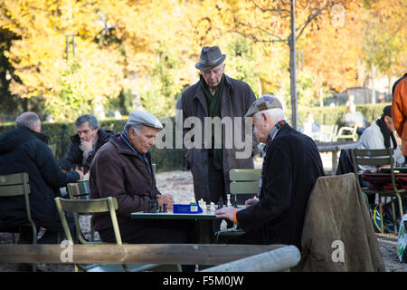 ältere Männer spielen Schach im Jardin du luxembourg Stockfoto