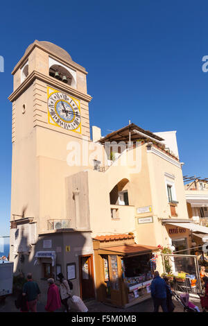 Die Uhr Turm in Piazza Umberto I, La Piazzetta, dem Hauptplatz von Capri-Stadt auf der Insel Capri, Italien Stockfoto