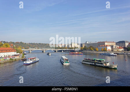 Ausflugsschiffe, Manes-Brücke, Moldau, Prag, Tschechische Republik Stockfoto