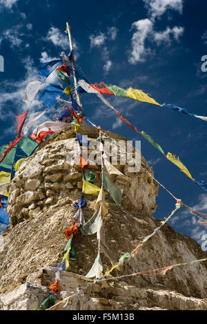 Indien, Himachal Pradesh, Spiti Valley, Kibber buddhistischen Chorten und Gebet Flaggen am Eingang zum Dorf Stockfoto