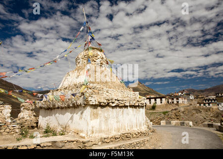 Indien, Himachal Pradesh, Spiti Valley, Kibber buddhistischen Chorten und Gebet Flaggen am Eingang zum Dorf Stockfoto