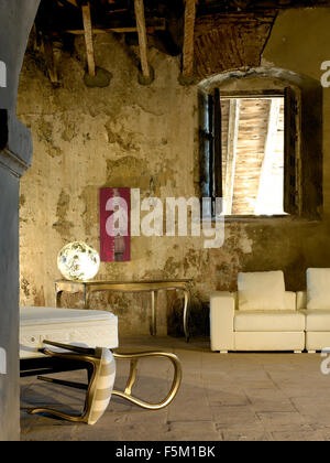 Haushalt Elemente in einem großen leeren Innenraum mit offenen Fenster vertikal Stockfoto