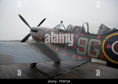 Biggin Hill, UK. 6. November 2015. Spitfire TR9 MJ627 war verziert mit Mohnblumen in Biggin Hill bereit für einen Überflug am Sonntag als fliegende Hommage an all diejenigen, die starben oder erlitten während der beiden Weltkriege jede Seite hat 75 Mohn auf dem Rumpf Credit: Keith Larby/Alamy Live News Stockfoto