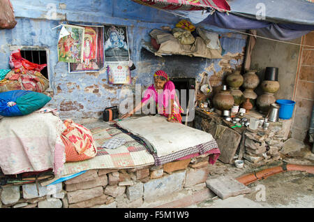 Frau mit zerstreuten Gepäck, Jodhpur, Rajasthan, Indien, Asien Stockfoto