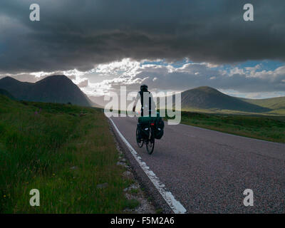 Radfahren durch Rannoch Moor, Highland Schottland Stockfoto