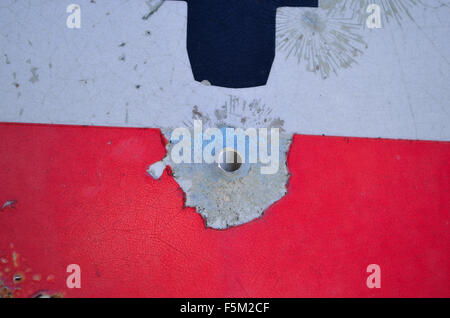 Einschusslöcher in keine Kfz-Zeichen Stockfoto