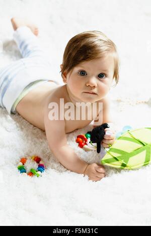 Portrait eines Babyjungen, liegend auf Vorderseite Stockfoto