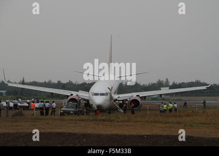 Yogyakarta, Indonesien. 6. November 2015. Diese Offiziere wurden in enge Batik Air Flugzeug mit Flug Nummer ID6380 Strecke Jakarta, Yogyakarta, die bei der Landung am Flughafen Adisucipto in Yogyakarta, Indonesien, Freitag, 6. November 2015 rutschte. Nach Flughafen Beamten geschieht dies aufgrund von starken Regenfällen und Landebahn zum ersten Mal in dieser Trockenzeit. Berichtet, dass alle Passagiere belief sich auf 161 Menschen überlebten. 6. November 2015. Bildnachweis: Slamet Riyadi/ZUMA Draht/Alamy Live-Nachrichten Stockfoto