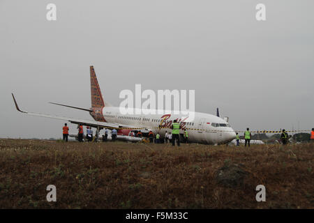 Yogyakarta, Indonesien. 6. November 2015. Diese Offiziere wurden in enge Batik Air Flugzeug mit Flug Nummer ID6380 Strecke Jakarta, Yogyakarta, die bei der Landung am Flughafen Adisucipto in Yogyakarta, Indonesien, Freitag, 6. November 2015 rutschte. Nach Flughafen Beamten geschieht dies aufgrund von starken Regenfällen und Landebahn zum ersten Mal in dieser Trockenzeit. Berichtet, dass alle Passagiere belief sich auf 161 Menschen überlebten. 6. November 2015. Bildnachweis: Slamet Riyadi/ZUMA Draht/Alamy Live-Nachrichten Stockfoto
