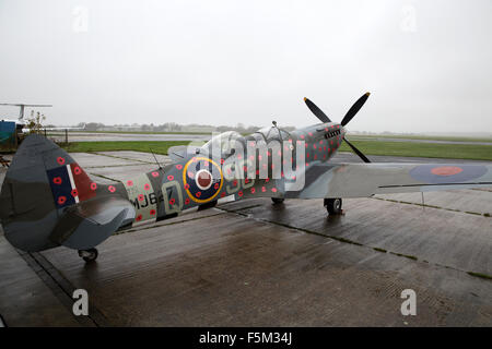 Biggin Hill, UK, 6. November 2015, Spitfire TR9 MJ627 war verziert mit Mohnblumen in Biggin Hill bereit für einen Überflug am Sonntag als fliegende Hommage an all diejenigen, die starben oder erlitten während der beiden Weltkriege jede Seite hat 75 Mohn auf der Fuselag Credit: Keith Larby/Alamy Live News Stockfoto