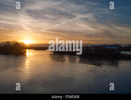 Sonnenuntergang am Attenborough Naturschutzgebiet in Nottingham, Nottinghamshire, England UK Stockfoto