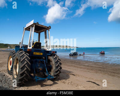Ein Traktor auf Morfa Nefyn Strand auf der Halbinsel Llyn in Wales Großbritannien Stockfoto