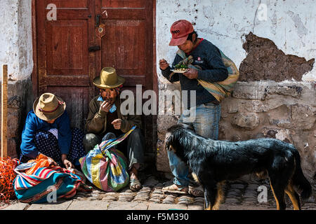 Pisac, Peru - Dezember 2013: Einheimische Essen auf der Straße auf einem Markt in der Stadt von Pisac, im Heiligen Tal. Stockfoto