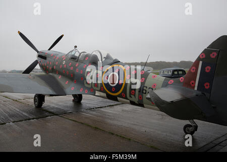 Biggin Hill, UK, 6. November 2015, Spitfire TR9 MJ627 war verziert mit Mohnblumen in Biggin Hill bereit für einen Überflug am Sonntag als fliegende Hommage an all diejenigen, die starben oder erlitten während der beiden Weltkriege jede Seite hat 75 Mohn auf der Fuselag Credit: Keith Larby/Alamy Live News Stockfoto