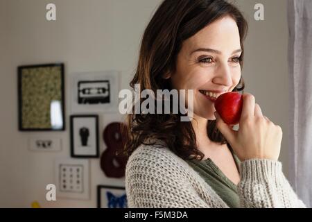 Glückliche Frau mit einem Apfel Stockfoto