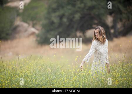 Frau im Park, Stoney Point, Topanga Canyon, Chatsworth House, Los Angeles, Kalifornien, USA Stockfoto