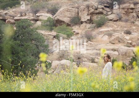 Frau an der frischen Luft im Park, Stoney Point, Topanga Canyon, Chatsworth House, Los Angeles, Kalifornien, USA Stockfoto