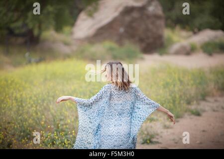 Frau tanzt im Park, Stoney Point, Topanga Canyon, Chatsworth House, Los Angeles, Kalifornien, USA Stockfoto