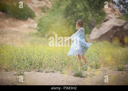 Frau tanzt im Park, Stoney Point, Topanga Canyon, Chatsworth House, Los Angeles, Kalifornien, USA Stockfoto