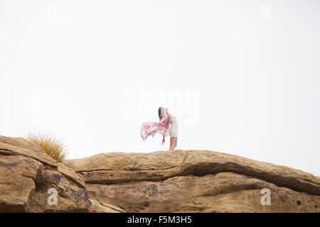 Frau entspannend auf Rock Formation, Stoney Point, Topanga Canyon, Chatsworth House, Los Angeles, Kalifornien, USA Stockfoto