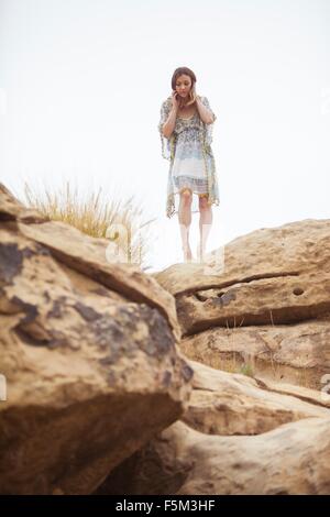 Frau entspannend auf Rock Formation, Stoney Point, Topanga Canyon, Chatsworth House, Los Angeles, Kalifornien, USA Stockfoto