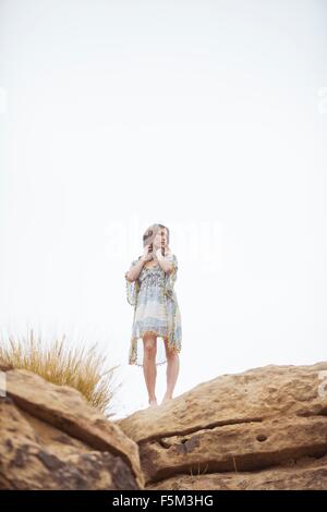 Frau entspannend auf Rock Formation, Stoney Point, Topanga Canyon, Chatsworth House, Los Angeles, Kalifornien, USA Stockfoto