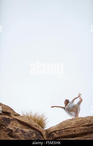 Frau praktizieren Yoga am Rock Formation, Stoney Point, Topanga Canyon, Chatsworth House, Los Angeles, Kalifornien, USA Stockfoto