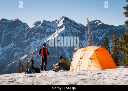 Camp am Klettertrip, Pfeifferhorn, Maybird-Becken, Lone Peak Wilderness, Wasatch Mountains, Utah, USA Stockfoto
