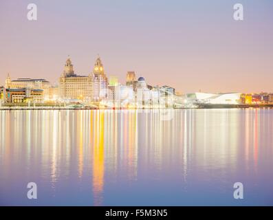 Leber-Aufbau und Fluss Mersey bei Dämmerung, Liverpool, England, UK Stockfoto