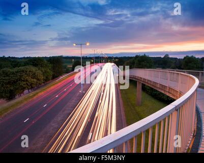 Erhöhten Blick auf Steg und Autobahn Ampel-Strecken in der Abenddämmerung Stockfoto