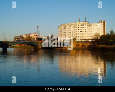 Abenddämmerung auf dem Fluss Trent bei Trent Bridge, Nottingham England UK Stockfoto