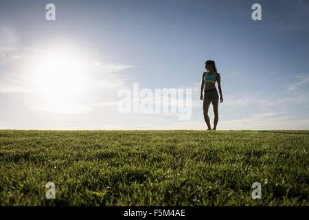 Sonnendurchflutetes Silhouette der jungen Frau training im park Stockfoto