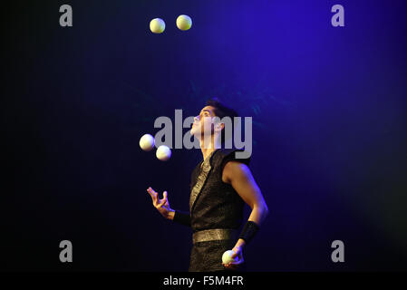 Düsseldorf, Deutschland. 5. November 2015. Artistin Ty Tojo führt an der Roncalli Apollo Varietè während der Presse-Preview der Show "Viva Las Vegas" in Düsseldorf, Deutschland, 5. November 2015. Die Show läuft noch bis 17. Januar 2016. Foto: Horst Ossinger, Dpa/Alamy Live-Nachrichten Stockfoto