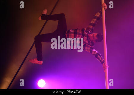 Düsseldorf, Deutschland. 5. November 2015. Artiste Max Loos führt an der Roncalli Apollo Varietè während der Presse-Preview der Show "Viva Las Vegas" in Düsseldorf, Deutschland, 5. November 2015. Die Show läuft noch bis 17. Januar 2016. Foto: Horst Ossinger, Dpa/Alamy Live-Nachrichten Stockfoto