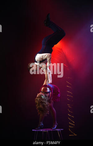 Düsseldorf, Deutschland. 5. November 2015. Die Artisten, Claudia und Michael "2 Trux" an der Roncalli Apollo Varietè während der Presse-Preview der Show "Viva Las Vegas" in Düsseldorf, Deutschland, 5. November 2015 durchführen. Die Show läuft noch bis 17. Januar 2016. Foto: Horst Ossinger, Dpa/Alamy Live-Nachrichten Stockfoto