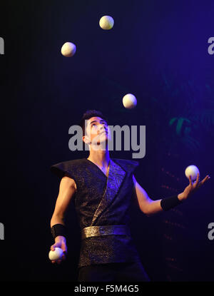 Düsseldorf, Deutschland. 5. November 2015. Artistin Ty Tojo führt an der Roncalli Apollo Varietè während der Presse-Preview der Show "Viva Las Vegas" in Düsseldorf, Deutschland, 5. November 2015. Die Show läuft noch bis 17. Januar 2016. Foto: Horst Ossinger, Dpa/Alamy Live-Nachrichten Stockfoto