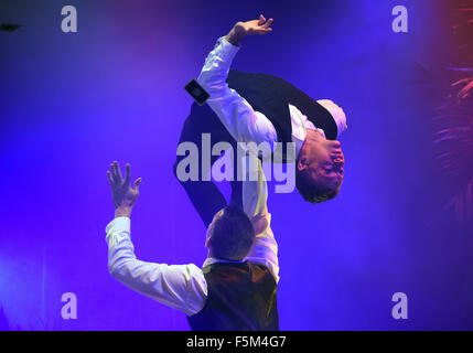 Düsseldorf, Deutschland. 5. November 2015. Artistes Timo Niermann und Robin Witt führen an der Roncalli Apollo Varietè während der Presse-Preview der Show "Viva Las Vegas" in Düsseldorf, 5. November 2015. Die Show läuft noch bis 17. Januar 2016. Foto: Horst Ossinger, Dpa/Alamy Live-Nachrichten Stockfoto