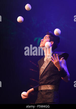 Düsseldorf, Deutschland. 5. November 2015. Artistin Ty Tojo führt an der Roncalli Apollo Varietè während der Presse-Preview der Show "Viva Las Vegas" in Düsseldorf, Deutschland, 5. November 2015. Die Show läuft noch bis 17. Januar 2016. Foto: Horst Ossinger, Dpa/Alamy Live-Nachrichten Stockfoto