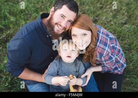 Porträt des jungen mit Mutter und Vater, im freien Stockfoto