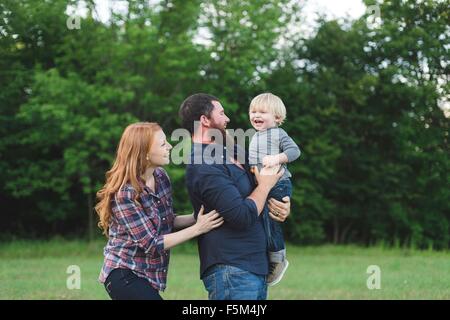 Mutter und Vater mit Sohn, im Freien zu spielen Stockfoto