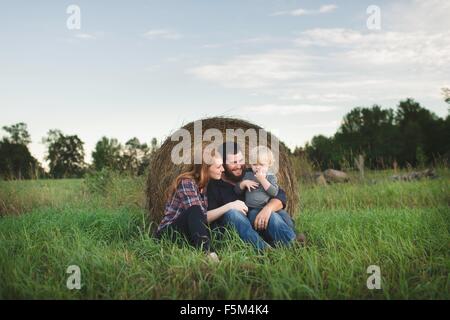 Porträt der jungen Familie im Feld Stockfoto