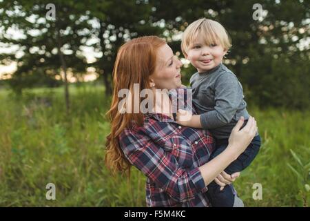 Mutter Sohn Holding im Bereich Stockfoto