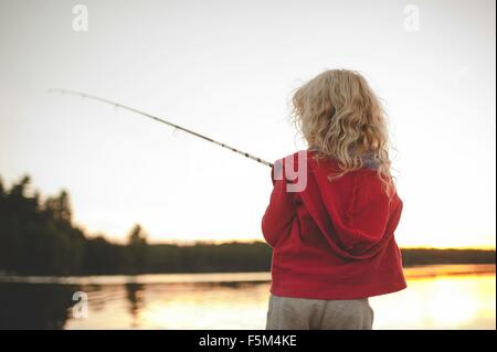 Mädchen, Angeln, Kings Lake, Ontario, Kanada Stockfoto