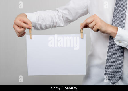 Büroangestellte, die leeres Blatt Papier halten Stockfoto