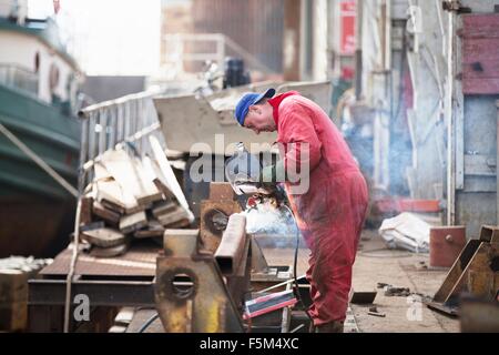 Arbeiter Schweißen Träger in Werft Werkstatt Stockfoto