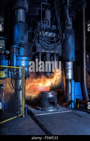Fertigungsmaschine rote heiße Stahl in Gießerei Stockfoto