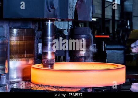 Nahaufnahme des verarbeitenden Maschine Gestaltung rote heiße Stahlring in Gießerei Stockfoto