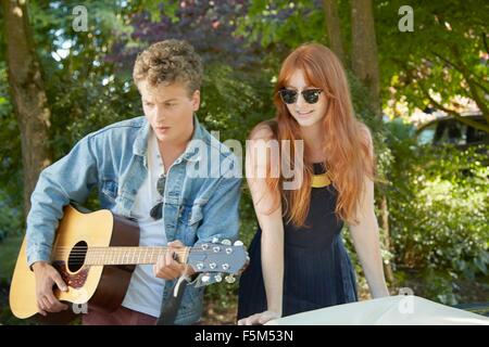 Junges Paar akustische Gitarre spielen Stockfoto