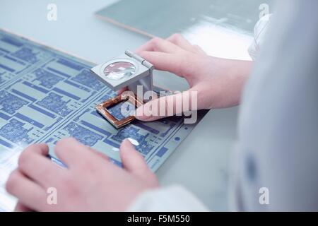 Händen der Arbeitnehmerin Inspektion Flex-Schaltung in flexible Elektronik Fabrik Stockfoto